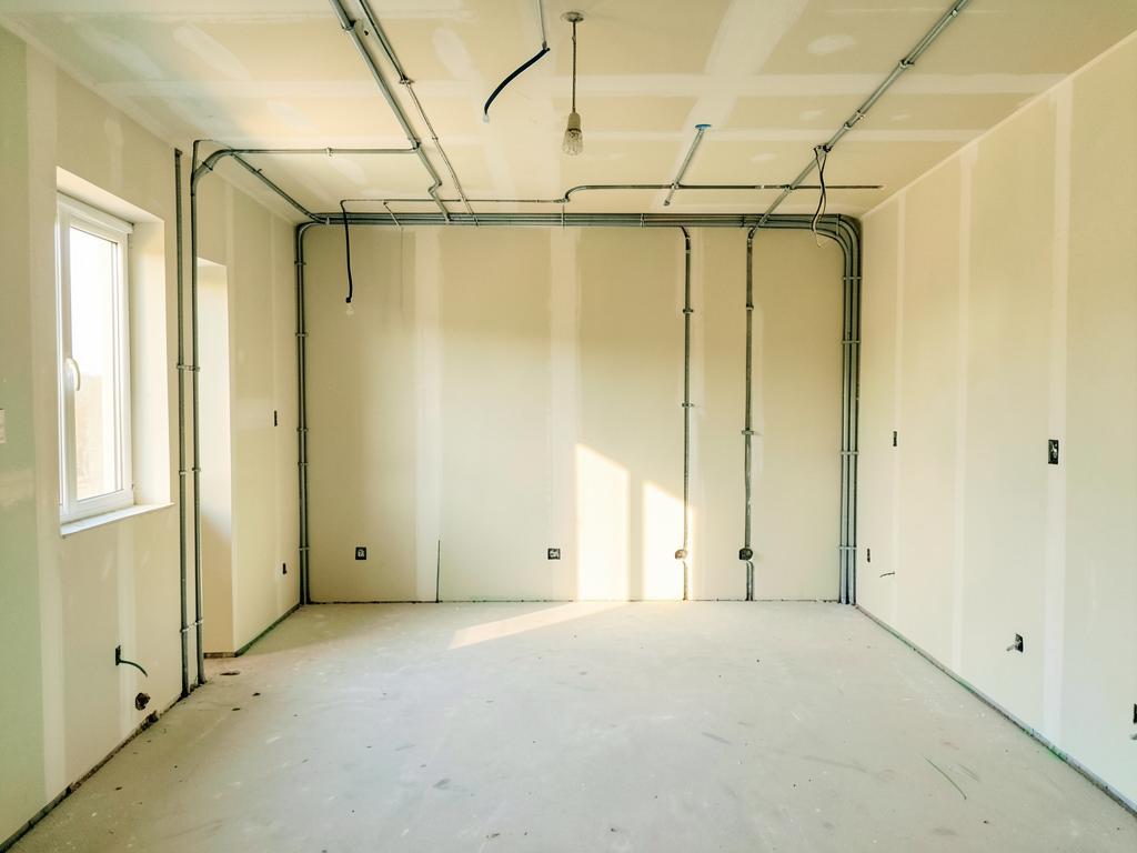 Vorbereitete Leerrohre und Leitungswege an Wänden und Decke in einem Neubau