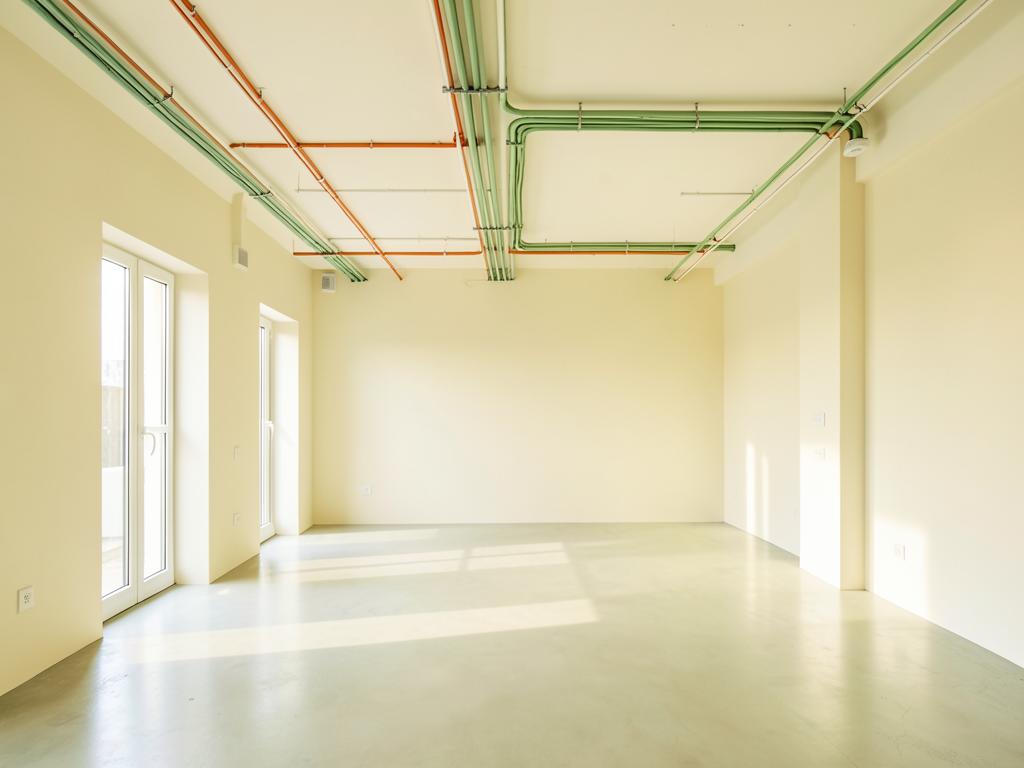 Moderne Gewerbefläche im Innenausbau mit vorbereiteten Kabelwegen